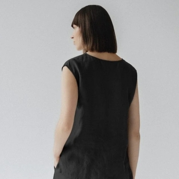 Minimalist Black Cap-Sleeve Camisole - Picture 2 of 3